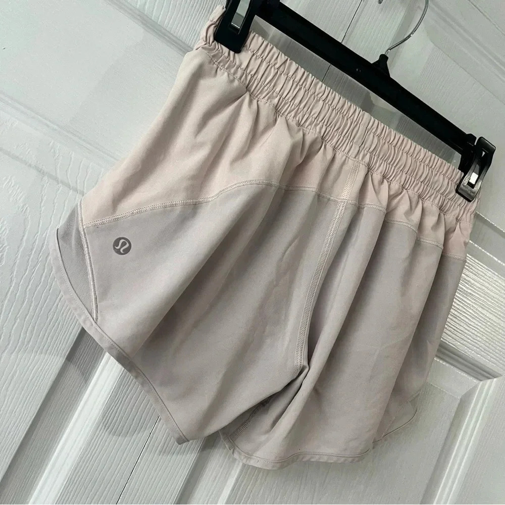 Lululemon Hotty Hot Short Asym Light Chrome/White sz:4 4” Asymmetrical